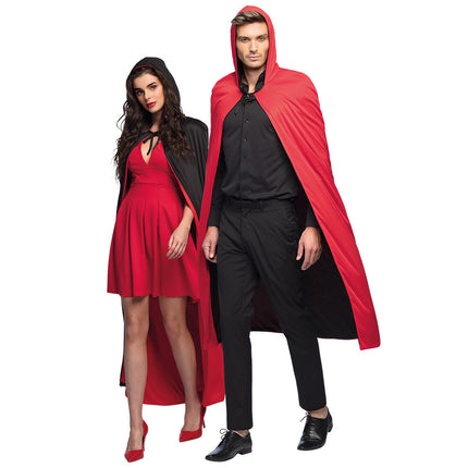 Cape Twilight zwart/rood omkeerbaar, gedragen door dame in zwart en heer in rood voor Halloween
