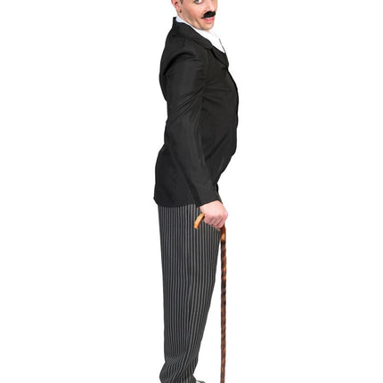 Charlie Chaplin kostuum in zijaanzicht, zwarte jas over de ruim vallende krijtstreepbroek