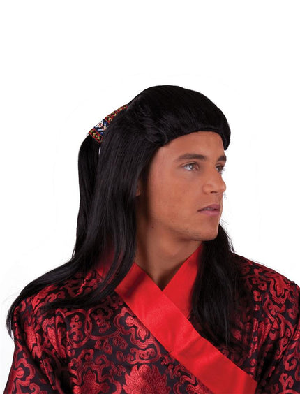 Chinese krijger pruik heren zwart met lang steil haar en gekleurd sierbandje voor een themafeest