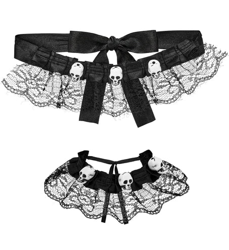 Choker en armband met schedels in zwart kant, elk met drie witte schedeltjes en satijnen strik