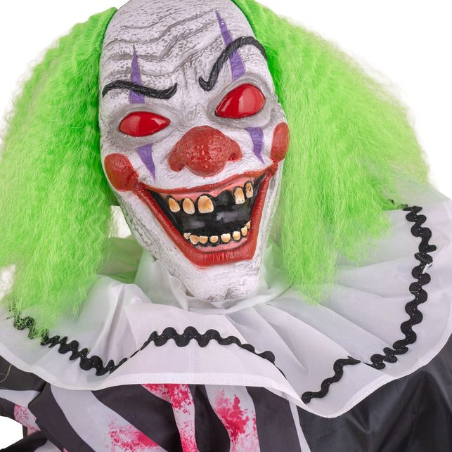 Close-up clownskop met scheve tanden, paarse streepjes en groen haar van de tafelclown