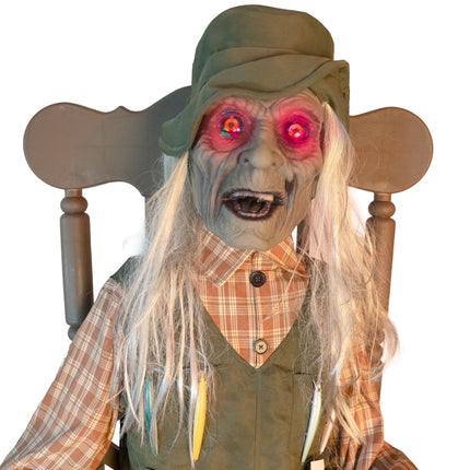 Close-up van het gezicht van Freddy animatronic met rode led-ogen en lang grijswit haar