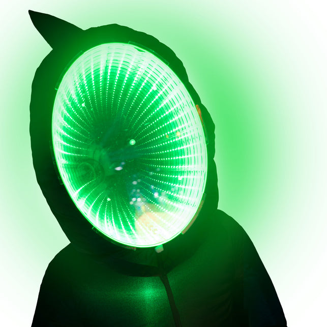 Close-up van het groene LED-gezicht van het halloween spook in de donkere kap