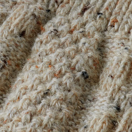 Close-up van de kabel- en noppensteken van de beige Tiroler kniekousen