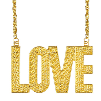 Close-up van de LOVE-letterhanger met reliëf van kleine bolletjes aan de goudkleurige ketting