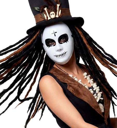 Close-up satanisch masker met dreadlockpruik en zwarte hoge hoed voor griezelfeest