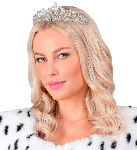 Close-up van de tiara strass voor dames met glanzende zilverkleurige krullen en steentjes