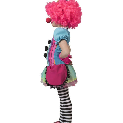 Clownspakje Mila van de zijkant: roze heupstuk, lichtblauwe pofmouw en pomponrand langs de rok