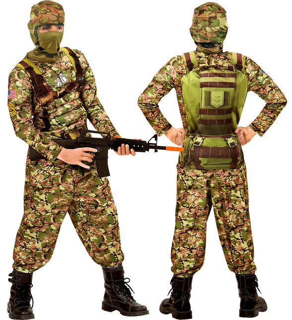 Combat soldaat kostuum Finn kinderen voor- en achterkant, camouflagepak met spierborst en rugzakprint
