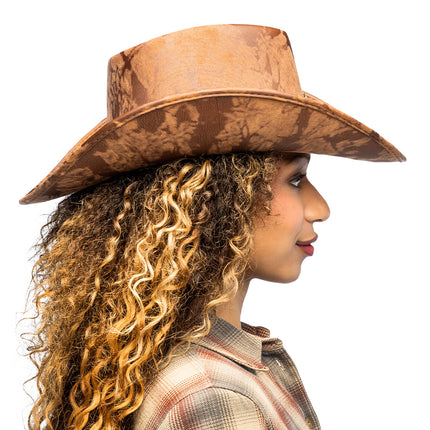 Cowboyhoed Bloom bruin van opzij, met brede rand over lang krullend haar