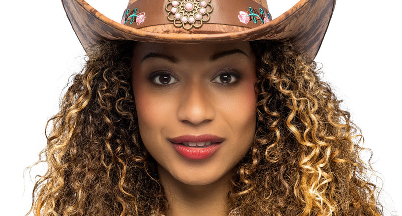 Cowboyhoed Bloom bruin vooraanzicht met roze roosjes en sierschijf op de band, gedragen voor een festival