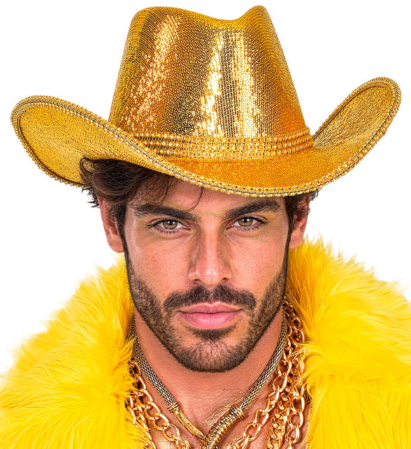 Cowboyhoed goud met pailletten gedragen door heer, glanzende bol en brede rand
