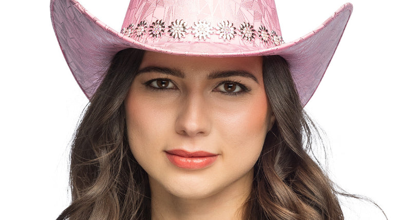 Cowboyhoed Pink prism roze met zilverkleurige bloemenband, van voren gedragen voor een westernfeest