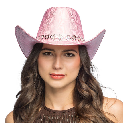 Cowboyhoed Pink prism roze met zilverkleurige bloemenband, van voren gedragen voor een westernfeest
