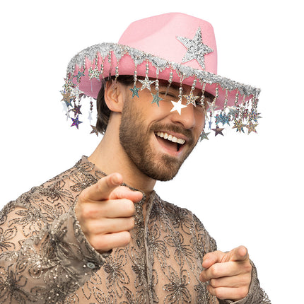 Cowboyhoed Stargazing roze gedragen door een man, met zilveren klatergoud en kralensnoeren aan de rand