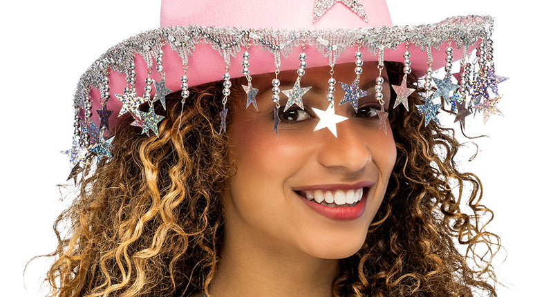 Cowboyhoed Stargazing roze met zilveren glitterster en hangende sterren langs de rand, gedragen door een vrouw