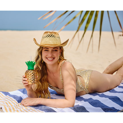 Cowboyhoed Sunville gedragen door een vrouw op het strand, voor een beach party of hawaiifeest
