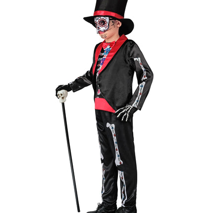 Dag van de doden kostuum jongen zijaanzicht met rode satijnen sjaalkraag en rode ceintuur