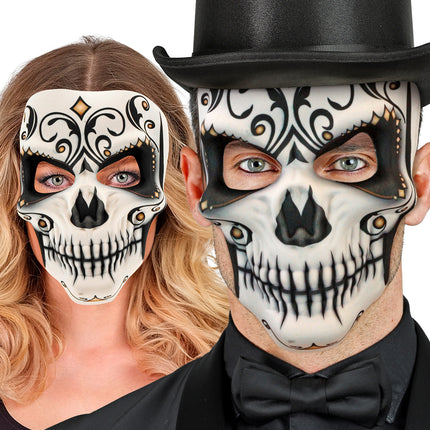 Dag van de doden masker gedragen door een vrouw en een man met hoge hoed
