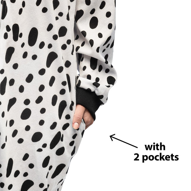 Dalmatiërpak detail met een hand in de zak en donkere geribde polsboord