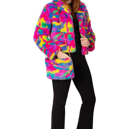 Dame draagt tasje pluche regenboog camouflage schuin over zwarte outfit op een themafeest