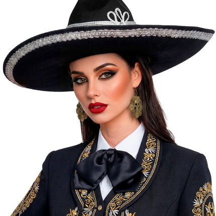 Dame draagt zwarte sombrero El Charro met zilveren rand bij Mexicaans themafeest