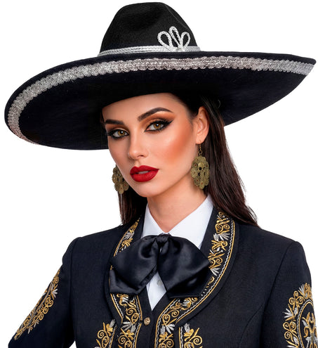 Dame draagt zwarte sombrero El Charro met zilveren rand bij Mexicaans themafeest