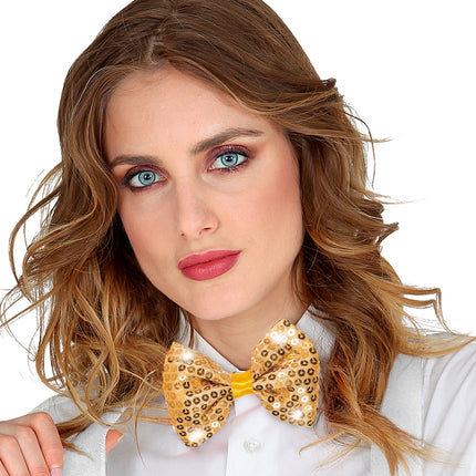 Dame met gouden pailletten strik met knipperlichtjes op een witte blouse