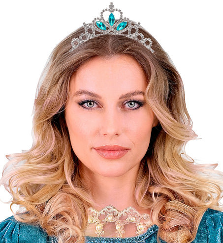 Dame met tiara strass met blauw edelstenen in het haar bij een themafeest rond koningen en adel