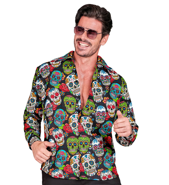 Day of the dead shirt Skully zwart met kleurrijke sugar skulls en rozen, gedragen door een man op Halloween