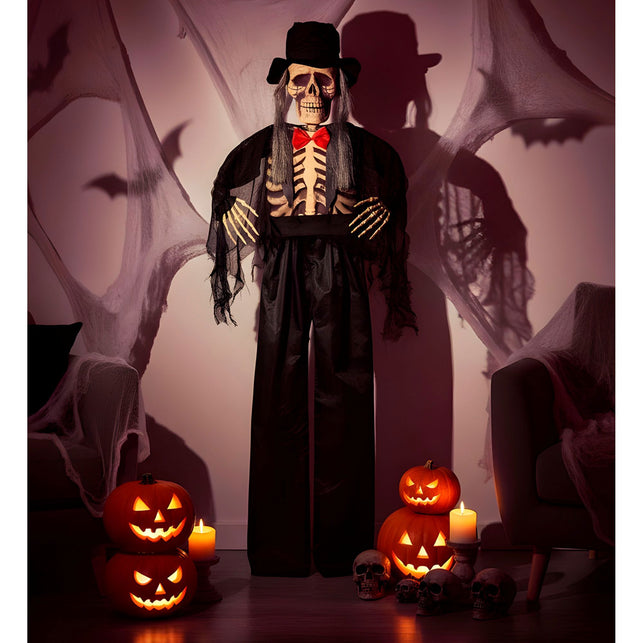 Deco bruidegom skelet scary in halloweenkamer met spinnenwebben, vleermuizen en pompoenen