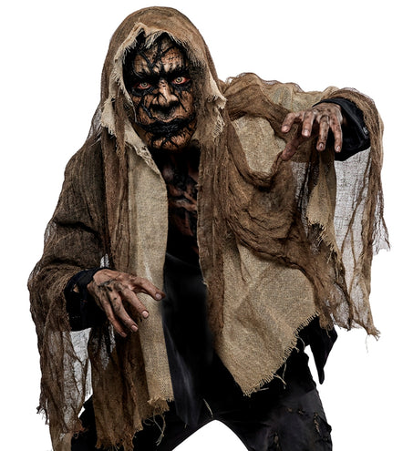 Demonenmasker met cape gedragen door model, grimmige Halloweenlook met donkere kleding