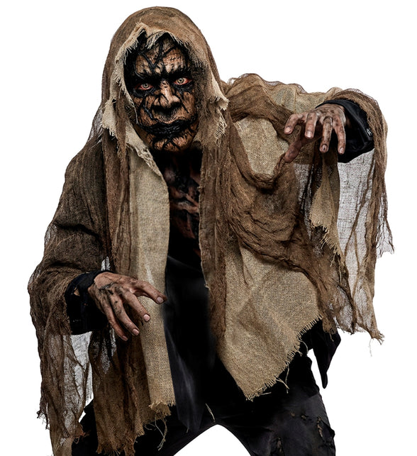 Demonenmasker met cape gedragen door model, grimmige Halloweenlook met donkere kleding