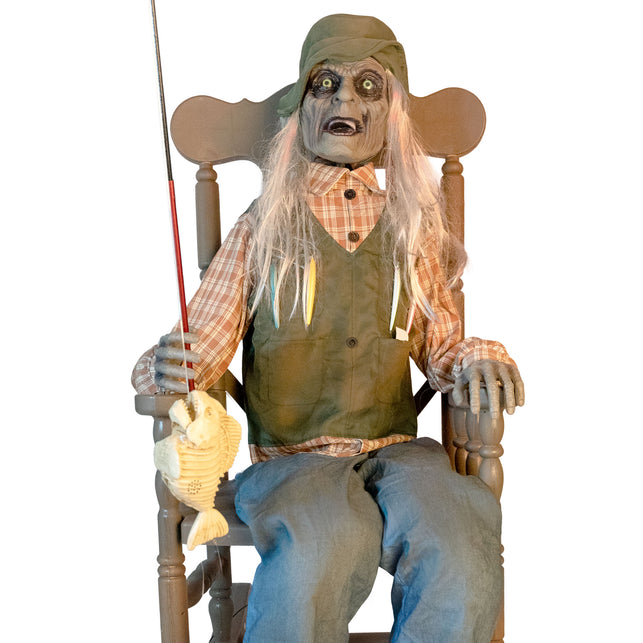 Detail van de animatronic: ruitjeshemd met groen vest en kunstvliegen, vis aan de lijn