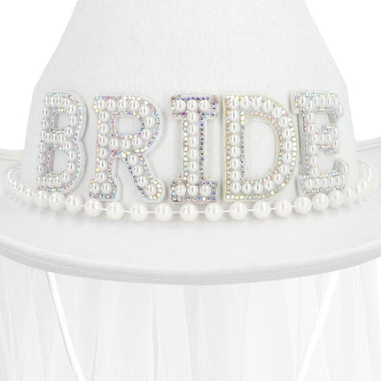 Detail van de BRIDE-letters met parelkraaltjes en glinsterende steentjes op de witte cowboyhoed Bride gone wild