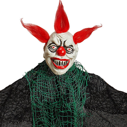 Detail van de clownskop: grijswit gezicht, rode neus, tandengrijns en vijf rode haarplukken