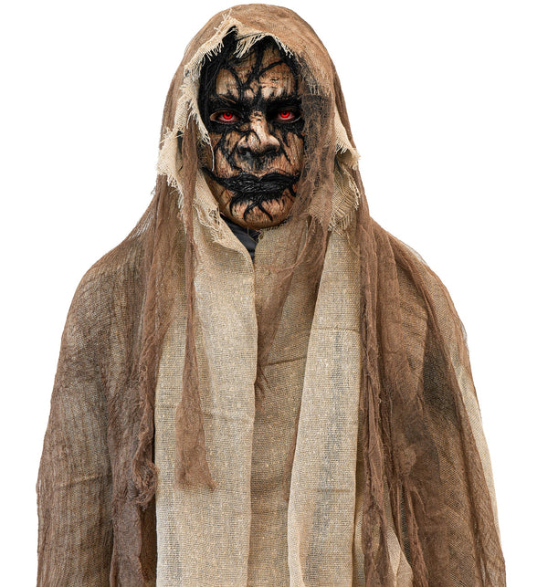 Detail van demonenmasker met cape: verweerd gezicht met rode ogen onder de kap