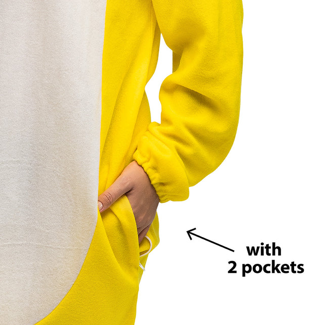 Detail van de gele pluche jumpsuit met steekzak aan de voorkant