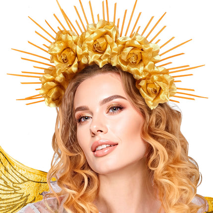 Detail van gouden halo met spitse staafjes en glanzende rozen bij engelenlook