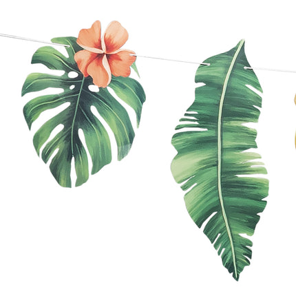Detail van een groen monsterablad met oranje hibiscusbloem en een bananenblad aan het witte koord van de bladerslinger