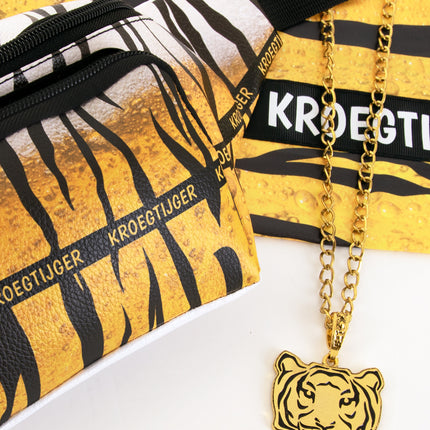 Detail van heuptasje tijgerprint Kroegtijger met gele KROEGTIJGER-band en rits