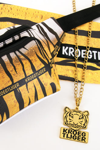 Detail van heuptasje tijgerprint Kroegtijger met gele KROEGTIJGER-band en rits