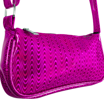 Detail van het roze schoudertasje: golvenpatroon, zilverkleurige rits en metalen schuifgesp