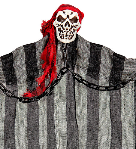 Detail van de skelet piraat: witte schedel met rode hoofddoek en zwarte kettingschakels