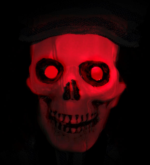 Detail van de skeletkop met rood oplichtende ogen van de geketende gevangene decoratie