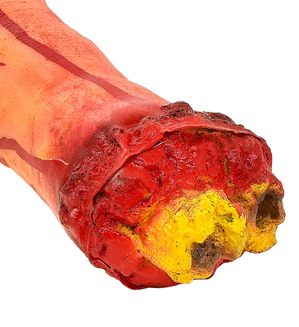 Detail van de snijkant: rood vlees met gele en bruine botdelen