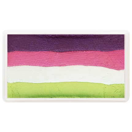 Detail van de splitcake: liggende banen paars, roze, wit en limoengroen schmink van 28 gram