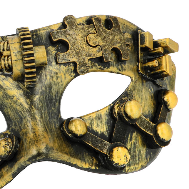 Detail van steampunk oogmasker: tandwiel, puzzelstukjes en ronde klinknagels in bronsgoud
