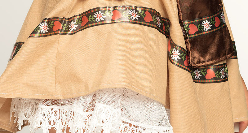 Detail van de tiroler jurk Alpenmeisje met edelweissband en witte kanten onderrok onder de rokzoom