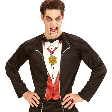 Detail van het vampiershirt: witte vlinderdas, gouden orde en rood vest met kettinkje
